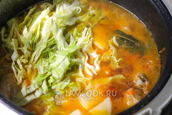 Положить картофель и капусту в суп