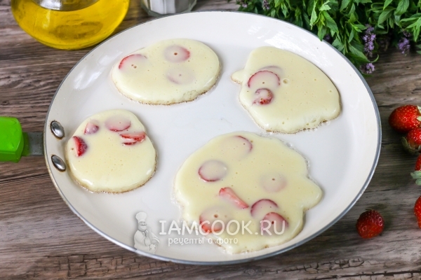 Налить тесто на сковороду