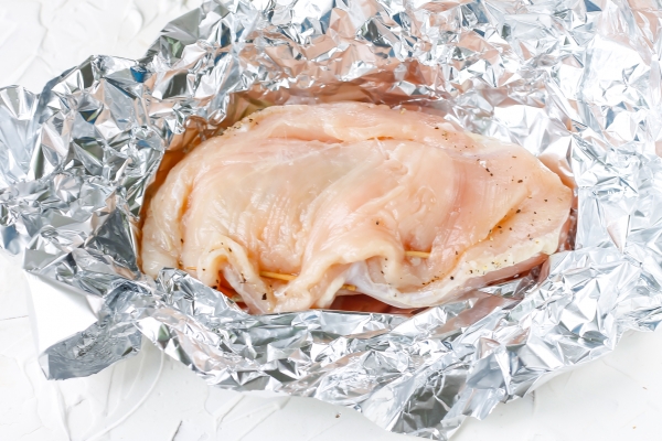 Скрепить края мяса зубочисткой