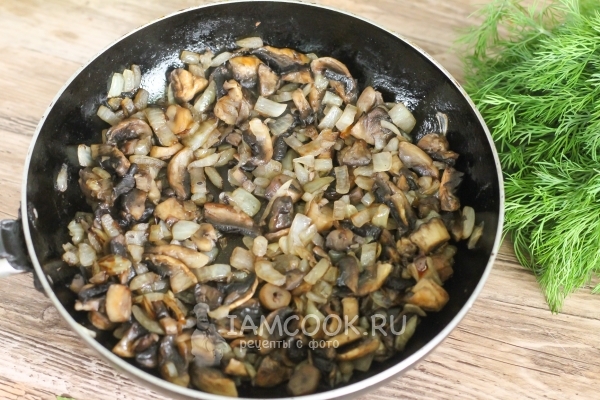 Пожарить грибы с луком