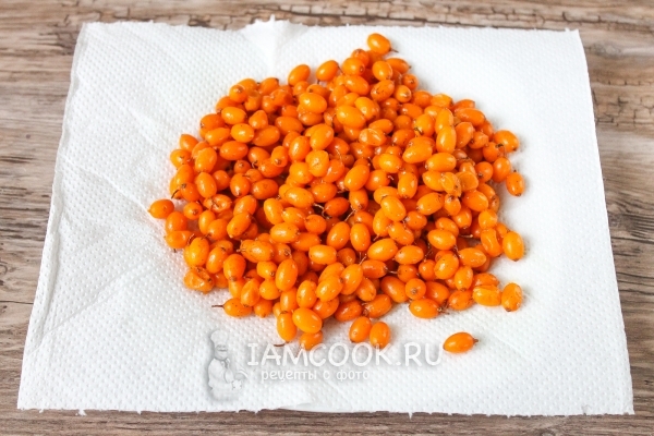 Выложить облепиху на салфетку