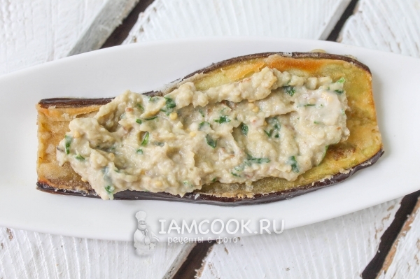 Смазать баклажан ореховой начинкой