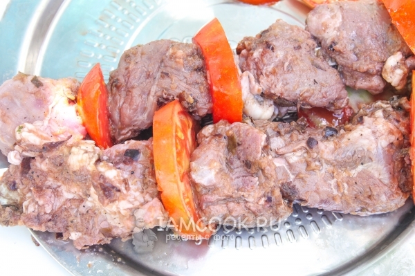 Нанизать на шампур мясо и помидоры