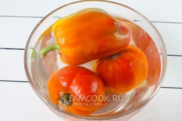 Перец и помидоры залить кипятком