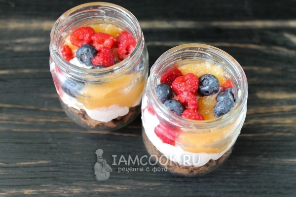 Положить ягоды и варенье