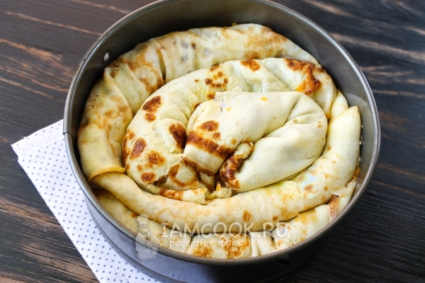 Выложить блины в форму