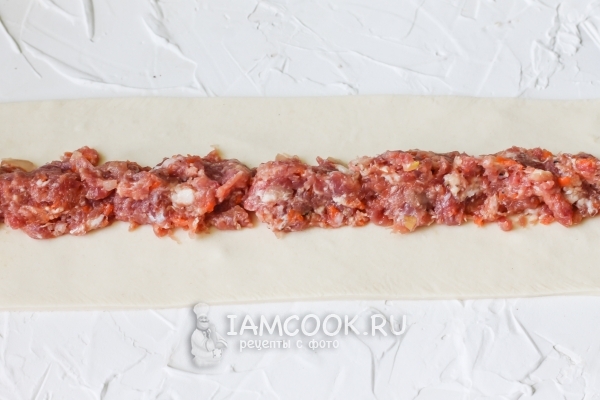 Положить на тесто фарш