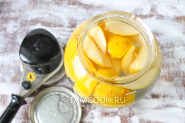 Залить айву сиропом