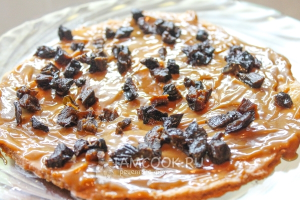 Положить на корж с кремом чернослив