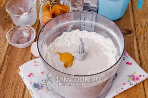 Добавить яйцо и дрожжи