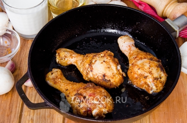 Обжарить куриные голени