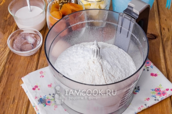 Всыпать муку и сахарную пудру