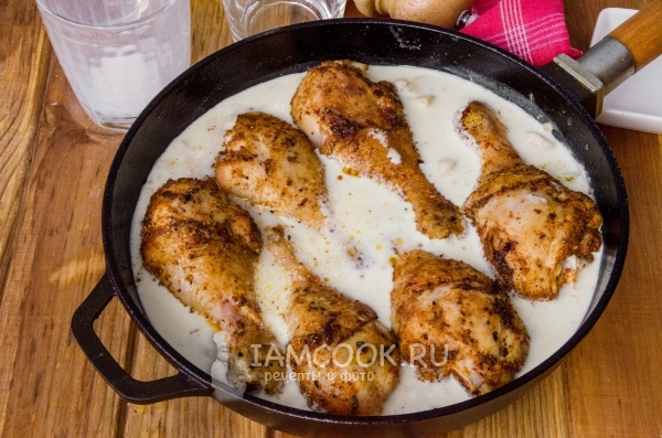 Положить куриные ножки в соус