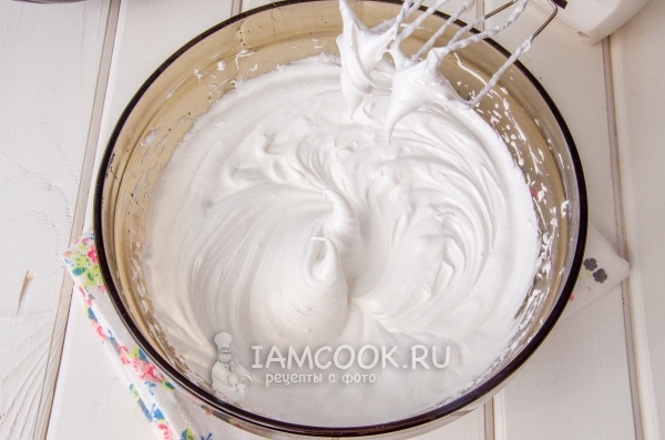 Добавили сироп в белковую пену