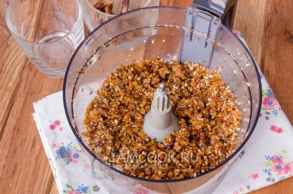 Измельчить орехи с сухофруктами