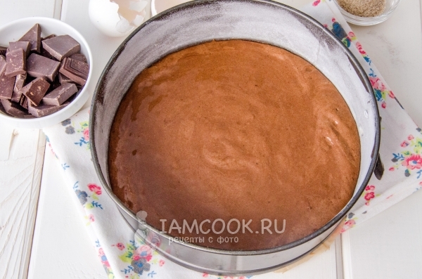 Вылили тесто в форму