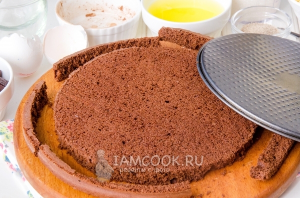 Разрезали и обрезали бисквит