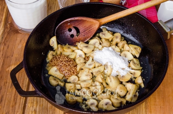 Добавить горчицу и муку