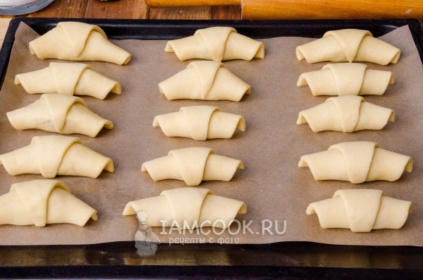 Выложить рогалики на пергамент