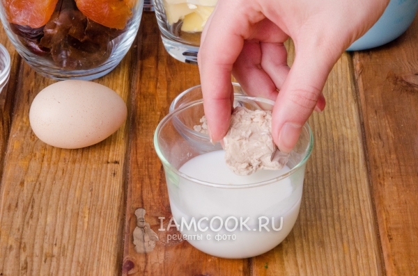 Положить в молоко дрожжи