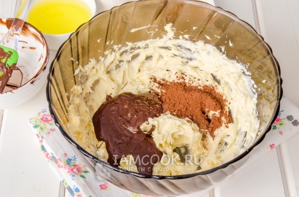 Добавили растопленный шоколад и какао-порошок