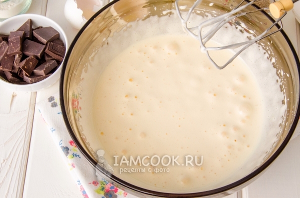 Взбитые в пену яйца с сахаром