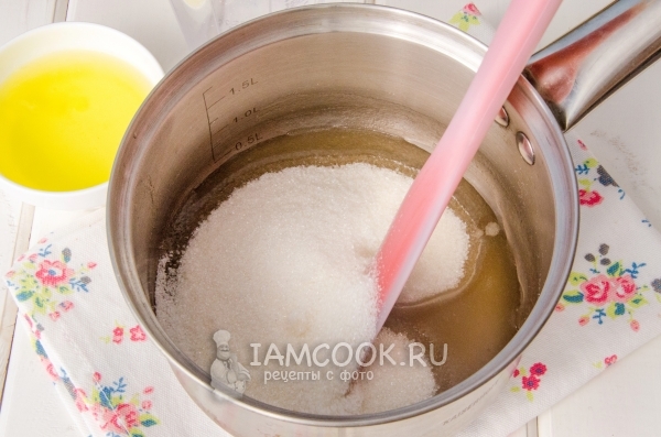 Насыпаем сахар к раствору агар-агара