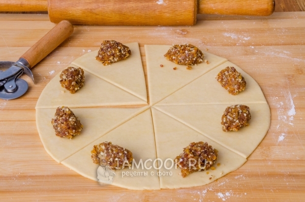 Положить начинку на тесто