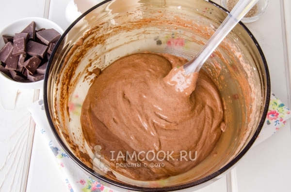 Перемешиваем содержимое миски