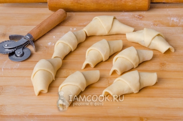 Слепить рогалики с начинкой