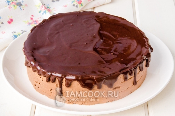 Покрываем торт глазурью