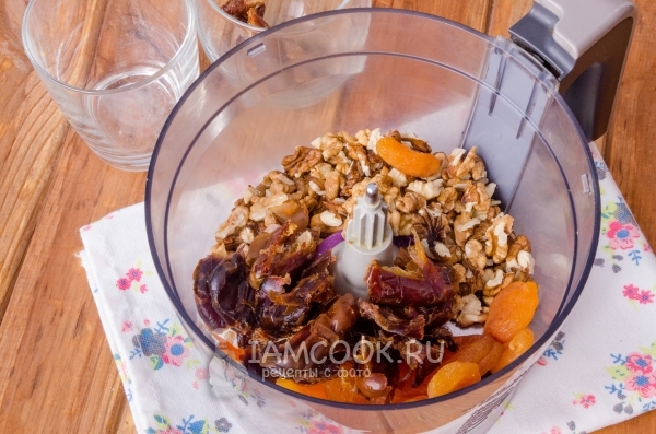 Соединить орехи и сухофрукты