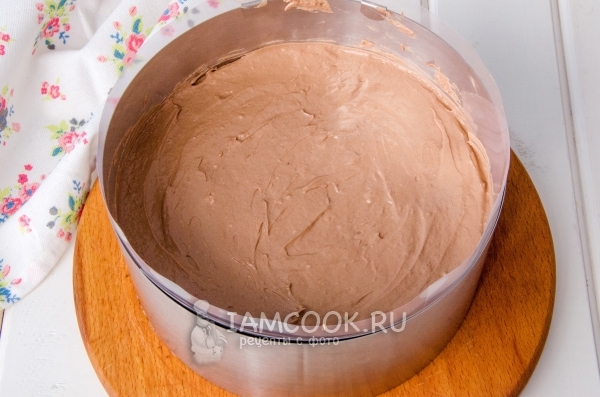 Выливаем суфле на бисквит и разравниваем