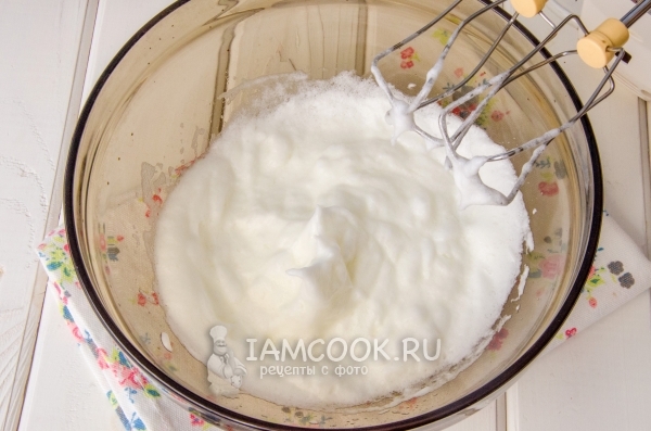 Взбили в пену яичные белки