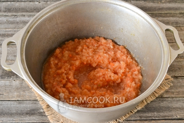 Переложить овощи в казан