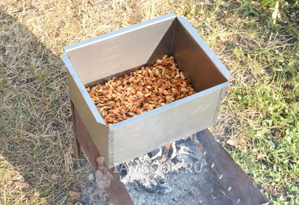 Выложить щепки в коптильню