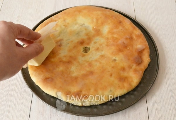 Смазать пирог маслом