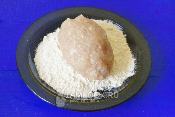 Обвалять котлету в муке