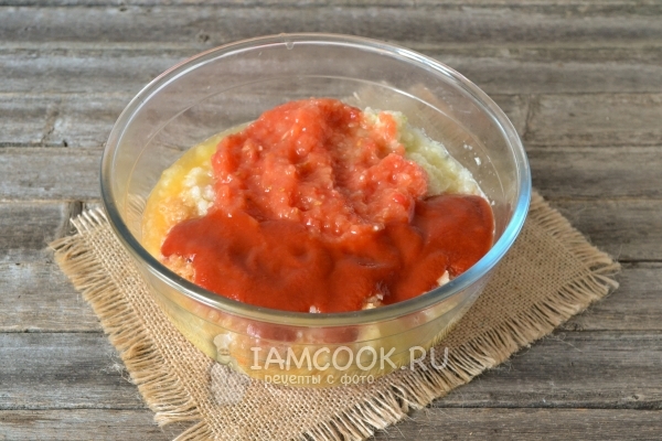Добавить измельченные помидоры и томатную пасту