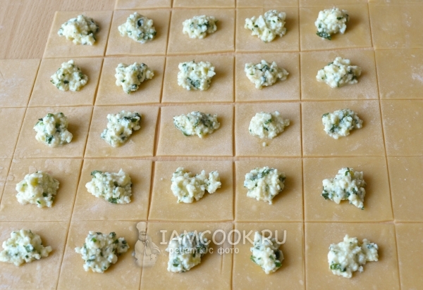 Положить на тесто начинку