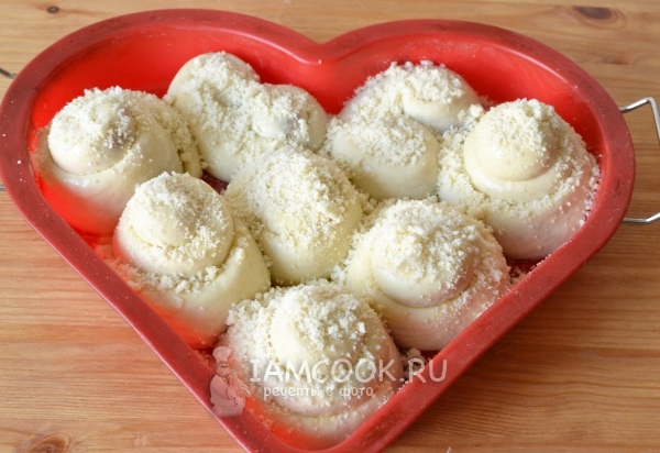 Посыпать булочки крошкой