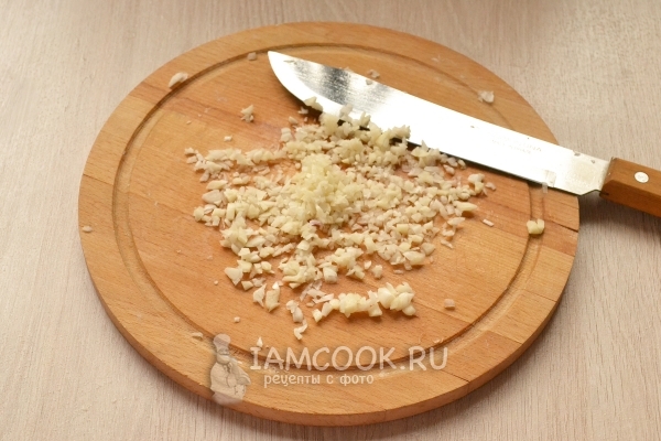 Порубить чеснок