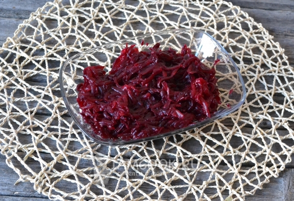 Натереть свеклу