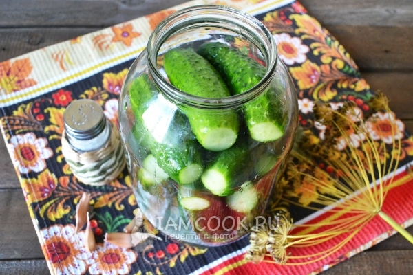 Положить в банку огурцы