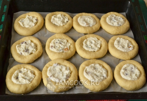 Положить на тесто начинку