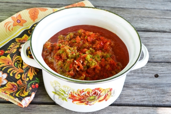 Положить перец и чеснок к помидорам