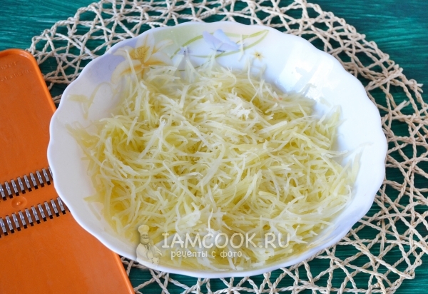 Натереть картофель