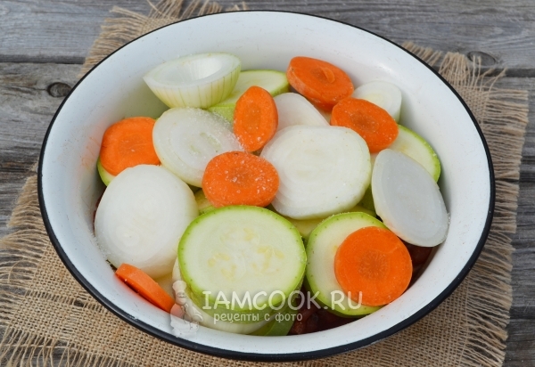 Порезать лук, морковь и кабачки