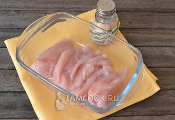 Положить куриное филе в форму 