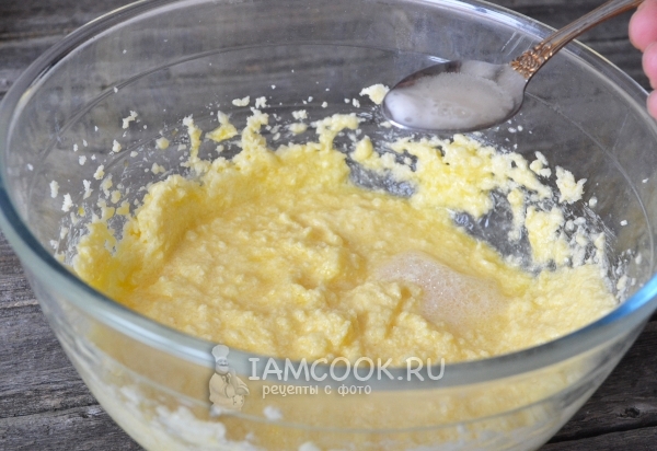 Добавляем пищевую соду, гашенную уксусом